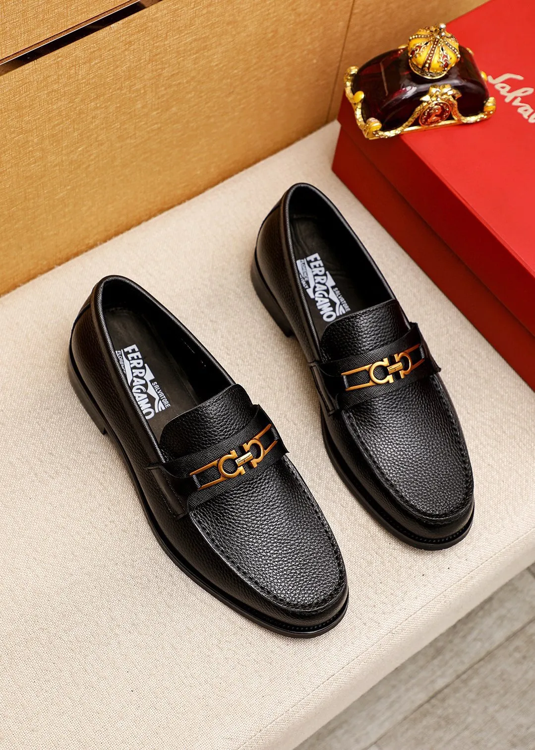 Men's shoes 💰480💐 Product trademark: Ferragamo "Ferragamo" casual leather shoes Regular size: 38-44 (45.46🉑️customized) Product materials: Selected imported first-layer pebbled cowhide leather upper + luxury hardware buckle, imported water-dyed cowhide leather lining. Strong three-dimensional visual effect, original outsole color: 2 colors available